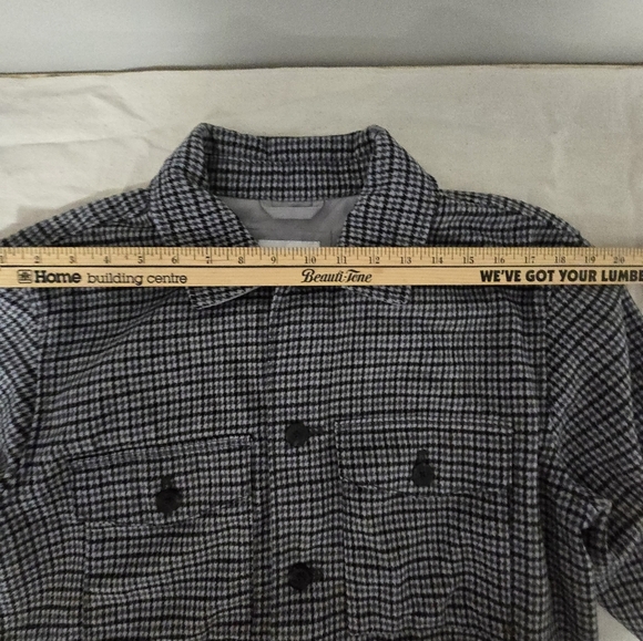 Men's Black and Grey Old Navy Plaid Shacket - Picture 8 of 14